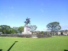 お隣の公園には菊池氏の武将（菊池武光公）の騎馬像もありました。