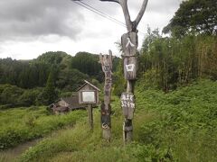 お墓参りを済ませて竹田市内へ。途中、「黄牛（あめうし）の滝」の入口も通りました。ここの滝も見事ですが、今回は高齢の親戚等もいたので、入口のみでパスです。

ただし、滝自体は本当に見事なので、特に夏場は近くに行かれたら立ち寄ることをお勧めします。滝つぼ近くは足場が悪いので、しっかりした靴で行ってくださいん。できれば靴底がしっかりしたウォーキングシューズがお勧めです。