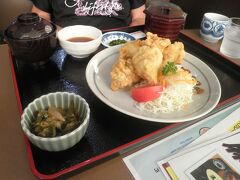 道の駅の中の「レストラン白滝」で大分名物の「とり天定食」（880円）などを食べました。とり天は柔らかくて美味しくてボリュームもありました。

レストランの窓際の席からは滝が見えました。また外にはテラス席もあって、季節が良ければこちらからはもっとよく滝が見えます。

