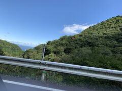 湯布院へは、
レセプションスタッフに教えてもらった
やまなみハイウェイをドライブ、

鶴見岳のロープウェイ乗場もこの道です。