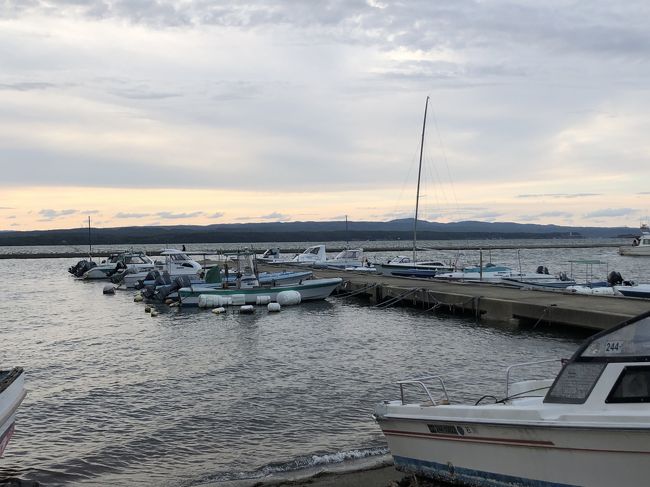 和倉港にもちょっと立ち寄りました。地元の人が釣りを楽しんでいます。