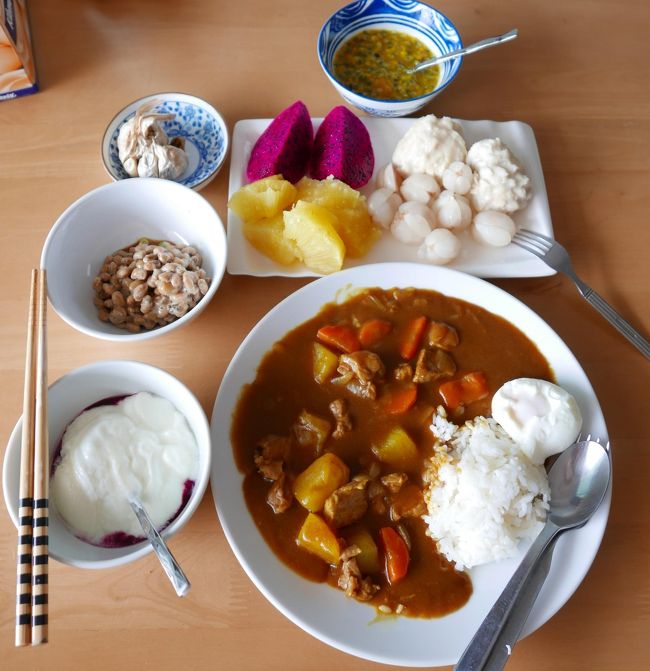 28日　昼食<br />カレーライス．．．数か月ぶりで◎◎です。<br />ヨーグルト　納豆　黒ニンニク<br />果物（パイナップル　ケーオマンコーン　ノーイナー　ロンコン　パッションフルーツ）<br />