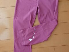 ハワイで購入して良かったもの②

ホットヨガ繋がりでluLulemonのレギンスです。
丈は7分？（私は足が短いからふくらはぎが隠れるくらいまでだった）
左足のふくらはぎくらいにハワイ諸島のプリントが！！
そうこれもハワイ限定のものですね。

初めてlululemonのレギンス買いましたが、生地がやわらかくて動きやすいし、何も履いていないような感じですね！びっくりです。

＜実際使っていいと思った点＞
・汗染みがない！←ホットヨガで大量の汗をかいても濡れたところの色が変わることがない
・動きやすい
・柔らかい
・ヨガが上手くなったと錯覚する（笑）