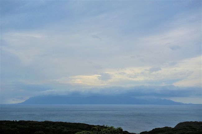 とりあえず、海沿いをぐるっと走ってみることに。<br />途中、Uターンしたりして高台に登って屋久島をパチリ。<br /><br />それにしても、雲が多くてイマイチ。<br />再び海沿いを走って、島間港まで行ったら内陸の方へ。