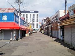 【函館滞在二日目】
翌日の昼に食事をしに出かけた。朝市の一本奥の通りはがらんとしている。