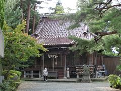 拝殿は昭和10年（1935）に建立されました。
温泉の硫黄分で屋根が錆びないように瓦葺です。
いや～お寺の本堂みたいな造りですね。