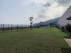 ホテルに行く前に少しドッグランで遊びます。
湯河原公園ドッグラン。
町営のランですが、予防接種の証明書を提示すればスポット利用もできます。
300円だったかな？