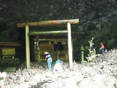 天安河原
岩戸に隠れた天照大神を説得するため、八百万の神が神議を行ったと伝えられる大洞窟