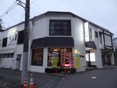 17:42
今宵の宿に着きました。
「温泉民宿 桜由」です。

予約を入れたのは今日なんです。
2食付って、当日では受けて貰えない宿がほとんどなんですが、コチラは当日の急な予約にも関わらず、快く受けて下さいました。
では、入りましょう。

[温泉民宿 桜由]
一泊二食付き、和食重視の民宿料理・大満足の人気和食プラン
和室 2食付1名1室‥7,150円(税/サ込)。
GOTO2,502円クーポン利用で、実質4,618円(税/サービス料込)となりました。
入湯税150円別途。
楽天トラベルで予約しました。

▼温泉民宿桜由 公式サイト。
https://iwakiyumoto-sakurayu.net/