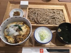 熊本駅の駅ビルで馬肉丼と蕎麦のセットでランチ。甘めの味付けが九州に来た感！