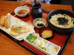 讃岐うどんのお店「うどん本陣山田屋」で昼食にしました。お店の入口からは、店頭で職人さんが実際に麺を打っているのを見ることができます。こしのあるうどんでタレも香ばしく、天ぷらやいなりもついてくるのでお腹いっぱいになりました。