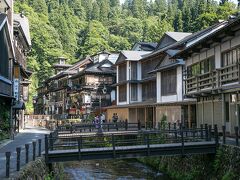 さて、銀山温泉に車を走らせます。
事前に旅館から駐車場を案内するので公共駐車場に着いたら電話してくださいと言われていましたが、まだ3時前だったので電話せずに温泉街へ行ってみようと車を走らせていたら、古山閣の駐車場を発見。車を停め駐車場にいたスタッフに旅館まで荷物を運んでもらいます。

駐車場から古山閣までは200メートルくらいでしょうか。徒歩で旅館に到着。旅館前の道は狭く、緊急車両以外は通行禁止です。