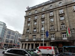 古い建物はダヌビアス・アストリア・ホテルです

ダヌビアス・アストリア・ホテル（トリップアドバイザー）
https://www.tripadvisor.jp/Hotel_Review-g274887-d309857-Reviews-Danubius_Hotel_Astoria_City_Center-Budapest_Central_Hungary.html