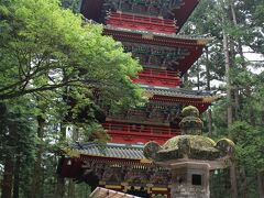 翌6月28日、諸事情でこの日は午後から出発となりました。楽しみにしていた日光東照宮です。杉の木が連なる表参道を歩き階段を登ると五重塔が見えます。五重塔が神社にあるのはとても珍しいそうです。