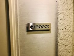 1番手前のbar rebootへ

http://www.bar-reboot.jp/

元ドリカムのキーボード西川氏のバー
昨夜に続き2日連続お邪魔しました。

が・・・・昨夜とは打って変わり大盛況
満席です。
すぐ用意するから待ってて！と西川氏が言うのでしばし待つ！