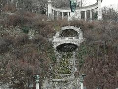 Gellért-hegyi vízesés
聖ゲッレールトの像です。
本来は噴水？がある？