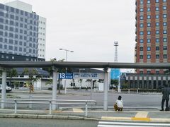 函館駅前のバス停から札幌行きの高速バスに乗車する。チケット（座席指定）は事前にバス停の近くにあるバス会社の窓口でジョイントチケット「津軽海峡物語」の引換券を提示して予約済である。