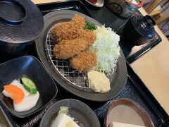 出発前に仙台名物松島湾のカキフライ定食とちらし寿司で腹ごしらえ。
カキフライ、大粒で美味しかったです。