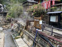 湯の峰温泉に到着。
川沿いにレトロな旅館が並ぶ温泉街は、硫黄の臭いが充満している。