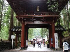 東照宮を後にして日光杉に囲まれた参道を進むと二荒山神社の桜門に出ます。こちらの神社はきらびやかな東照宮とは正反対でとても地味ですが歴史と風格を感じさせる場所でした。