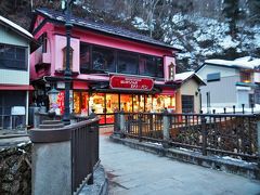 白銀公園の手前にある濃ピンク色の建物・・・はいからさんのカリーパンと看板があるお土産屋さん。この店は早朝から営業しています。
かりんと饅頭をお土産に・・・。ここのカリーパンは朝から揚げていますが、温かいうちに食べれば美味しいです。