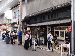 二条城そばの、10分モンブランで有名な「キョウトケイゾー」へ。朝イチで開店時間に行けば並ばずに入れるだろう・・・と、10時半開店の10分前に着いたらすでにズラッと行列が。考えが甘かった・・・みんな午前中からスイーツ食べに行くんですね。私もそうだけど(^^;