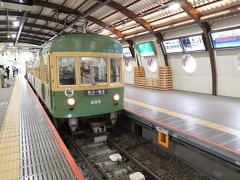 藤沢駅に入線する江ノ電305系です。