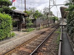和田塚駅と線路脇にある無心庵です。入口がまさに線路脇です。