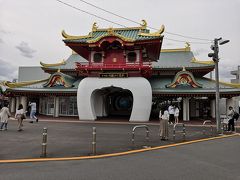 江ノ島駅で下車後片瀬海岸の浜辺を散策した後、竜宮城を模した片瀬江ノ島駅から町田駅へ。