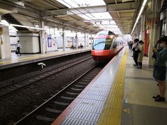 町田からはロマンスカーで新宿へ、町田駅に入線するロマンスカーGSEです。