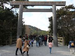 伊勢神宮に着きました。表玄関の宇治橋にかかる鳥居です。旧正殿のヒノキの棟持柱をリサイクルしているそうで、何百年の歴史を感じさせる厳かな雰囲気がありました。