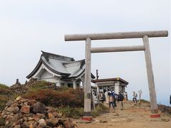 刈田岳の山頂には刈田嶺神社があり、まずはここで参拝。

昨年までだったら、お宮では個人的なお願いを沢山してしまうところだが、今はやはりコロナ平癒が一番の願い。

こんな状態がずっと続くのは経済的にも大変だし、今の状況では海外へ遊びに行けやしない。
