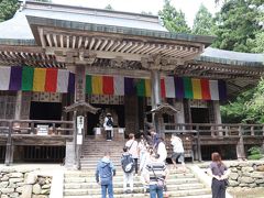 立石寺こと山寺の参拝はまずは、根本中堂が一番最初。

根本中堂は初代の山形城主が建てたお堂で、ブナ材建築としては日本最古となるそうだ。

