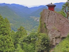 ここからの下りが絶景タイム。

海抜417mの岩の上にある納骨堂の向こうに見えるのは、昔ながらの山あいの村。

