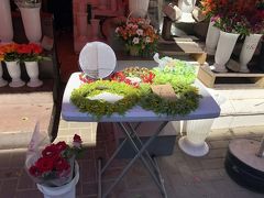 中央市場。歌と踊りの祭典の期間だからか、花輪があちこちで売られていました。