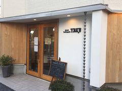 「ブーランジェリータカ」さんは、八戸市中心街にある小さなパン屋さんです。
ショーケースには個性的なパンが並びます。
