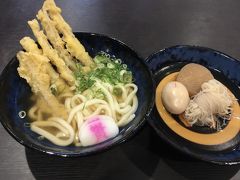 熊本駅のレンタカー店に向かいます。朝食にコンビニのパンを1つかじっただけだったのでお腹が空きました。途中のうどん屋さんでゴボウ天うどんとおでんをいただきました。