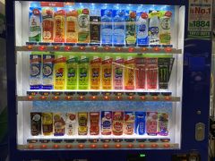 宮古空港到着ロビーにある自販機に注目

沖縄限定の飲み物が気になります