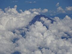 ようやくの出発。
2時間半も遅れました。

富士山はほとんど雲に隠れてしまって残念。