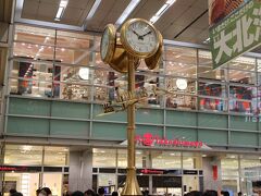 ＪＲ名古屋駅の構内の桜通口には地元でお馴染みの金の時計があります。高さもかなりあるので遠くからでも目立ちます。待ち合わせらしき人で賑わっていました。