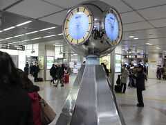 駅構内の反対側の太閤通口には銀の時計もあります。こちらは高さはそんなにないので目立たないかも知れません。