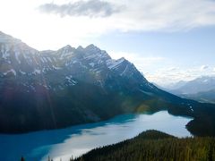 ２０時、起点から１８７ｋｍ地点のボウ峠からペイトー湖（Peyto Lake）を見下ろします。
ミルキーブルーの湖面が美しい湖ですが、湖面の日が陰ってその色が見えません。滞在中にもう一度訪れるつもりです。