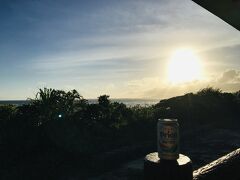 夕方は、仲本海岸の東屋で美味しいビールをいただきます