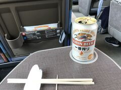 ここからロマンスカー。でも朝食がヘビーすぎてお腹いっぱい。なので、昼食はビールと、