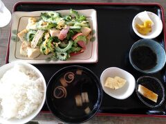 古宇利大橋を渡ったところにある道の駅みたいな所、食と館にて遅い昼食を頂きました。沖縄名物ゴーヤチャンプル定食、650円と激安です。