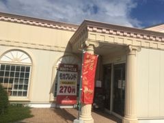 続いてむかったのは、澤井珈琲。
いつも駐車場が混んでるのに、今日はガラガラ。
あれ？と思って入ってみると、喫茶が無くなってたー。
