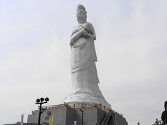 釜石湾を一望する高台、鎌崎半島に立つ白亜の魚籃観音像「釜石大観音」は、昭和45年に建立されました。