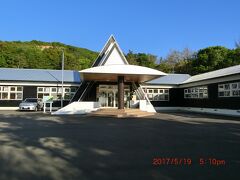 海峡の家ほろずきにて
　いよいよ今日は龍飛岬まで歩く最終歩行である。長かった奥州街道歩きも今日で終了するのだが、かなり寂しい限りだ。

　昨夜は荷物を整理し終えると、何もすることがない。テレビも無いし、早々と床に就いた。いつの間にか眠ってしまい、早かったので目覚めは04:00頃、寝床の中でごろごろして起床は05:00で、06:00頃に朝風呂に入った。

　朝食はないので持っていたおにぎり（腐っていないと思われるもの）を2個（一口サイズ）とお菓子を食べて朝食とした。

　07:00頃チェックアウトする。出発に際しては管理人がお見送りしてくれた。彼が聞くには、どうして、この海峡の家を知ったかと。去年放送されたテレビ「人生の楽園」を観て知ったことを伝えた。
　今日も天気は上々で暑くなりそうだ。挨拶をしてここを後にする。
