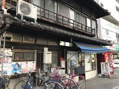 駅の南側すぐのところにあるサカエパンで翌日の朝食を調達します。
レトロな店構えのとおり、昔ながらのパンが並んでいました。
途切れることなく来客があり、人気店であることを実感。