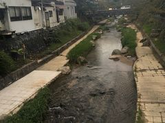 宿をでると目の前に川が流れていて、登下校中の小学生とご挨拶。
かわいい女の子が「こんにちは」
こちらも「こんにちは」
都会だとこんな会話はありえないから、ほっこり^^

